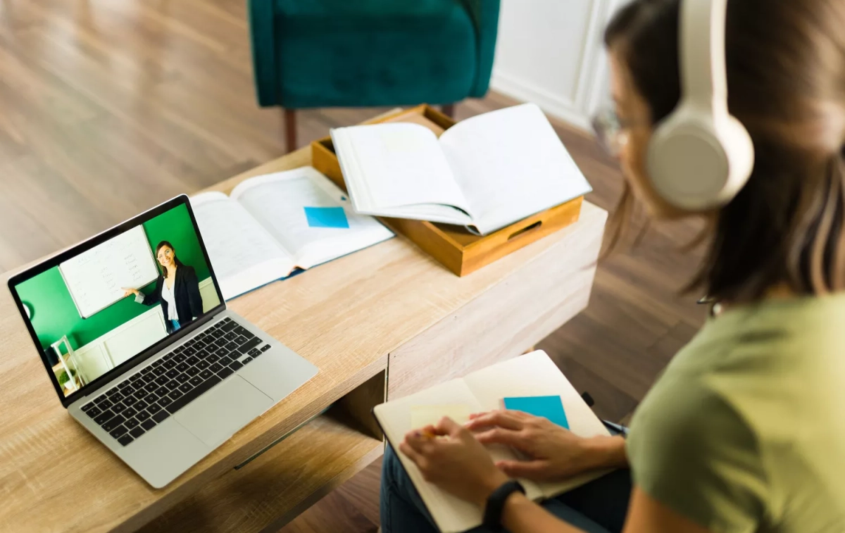 Una chica asiste a una clase online / FREEPIK - @tonodiaz