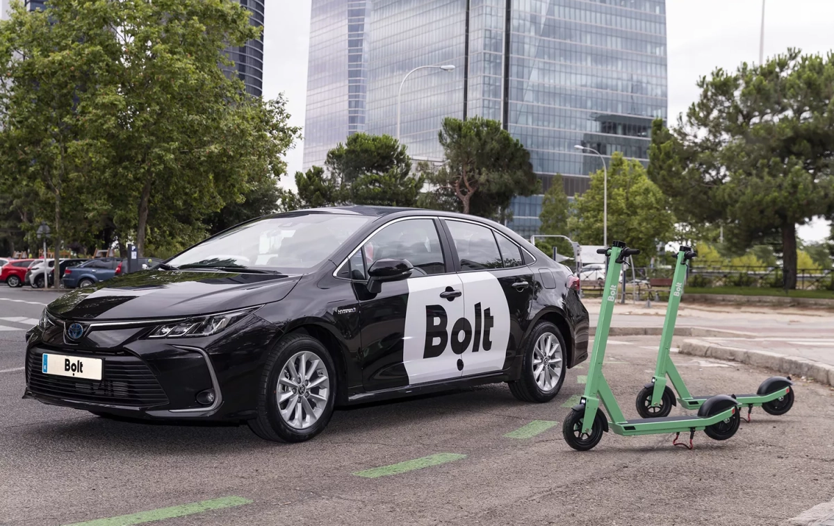 Un coche y dos patinetes Bolt, la competencia de Cabify y Uber / EP