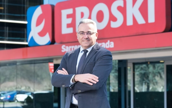 Alberto Madariaga frente a un supermercado Eroski / EROSKI Alberto Madariaga frente a un supermercado Eroski / EROSKI