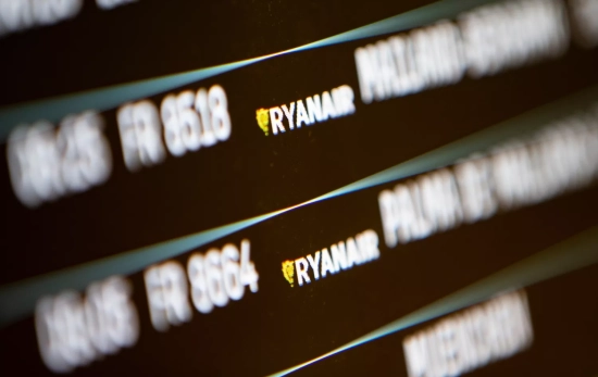 Una pantalla con el nombre y el logotipo de Ryanair / THOMAS BANNEYER - EP Una pantalla con el nombre y el logotipo de Ryanair / THOMAS BANNEYER - EP