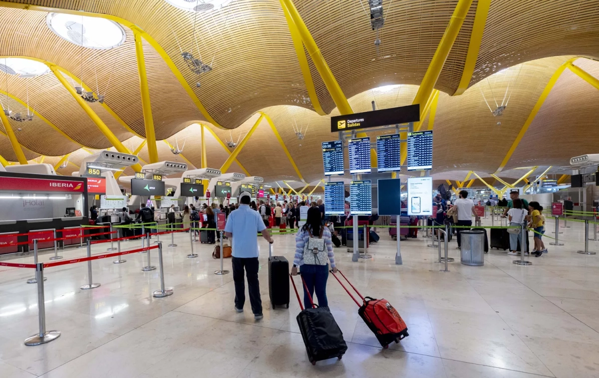 Un grupo de personas esperan a facturar sus maletas en la terminal T4 del aeropuerto de Adolfo Suárez Madrid Barajas / ALBERTO ORTEGA - EP