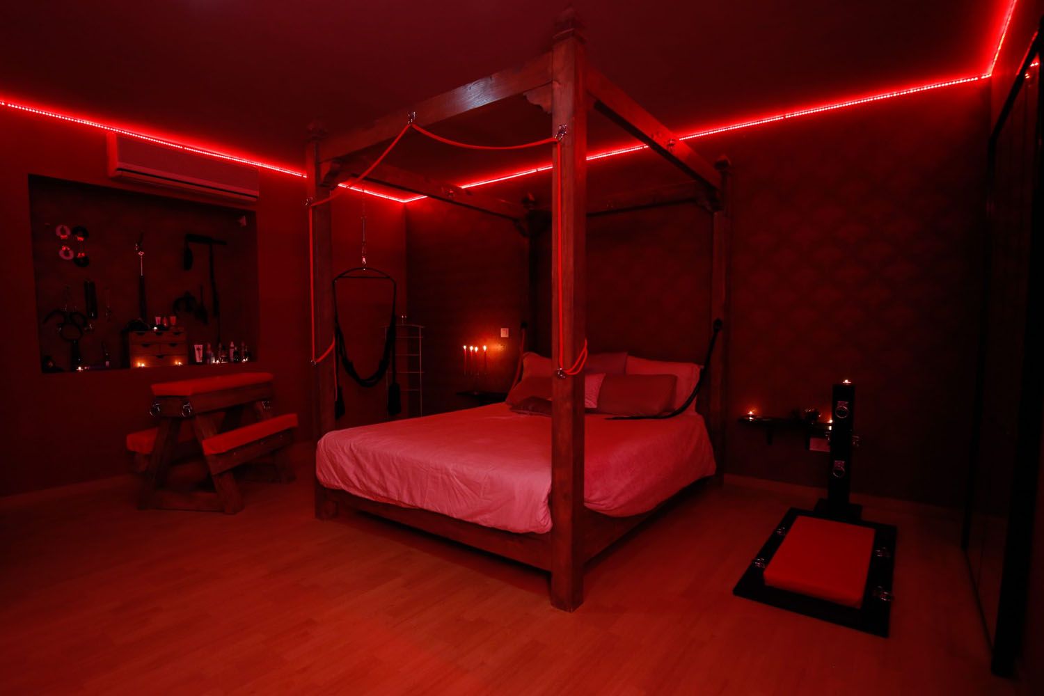 La habitación roja de Luxury Agency Dolls con mobiliario BDSM y juguetes sexuales / LAD