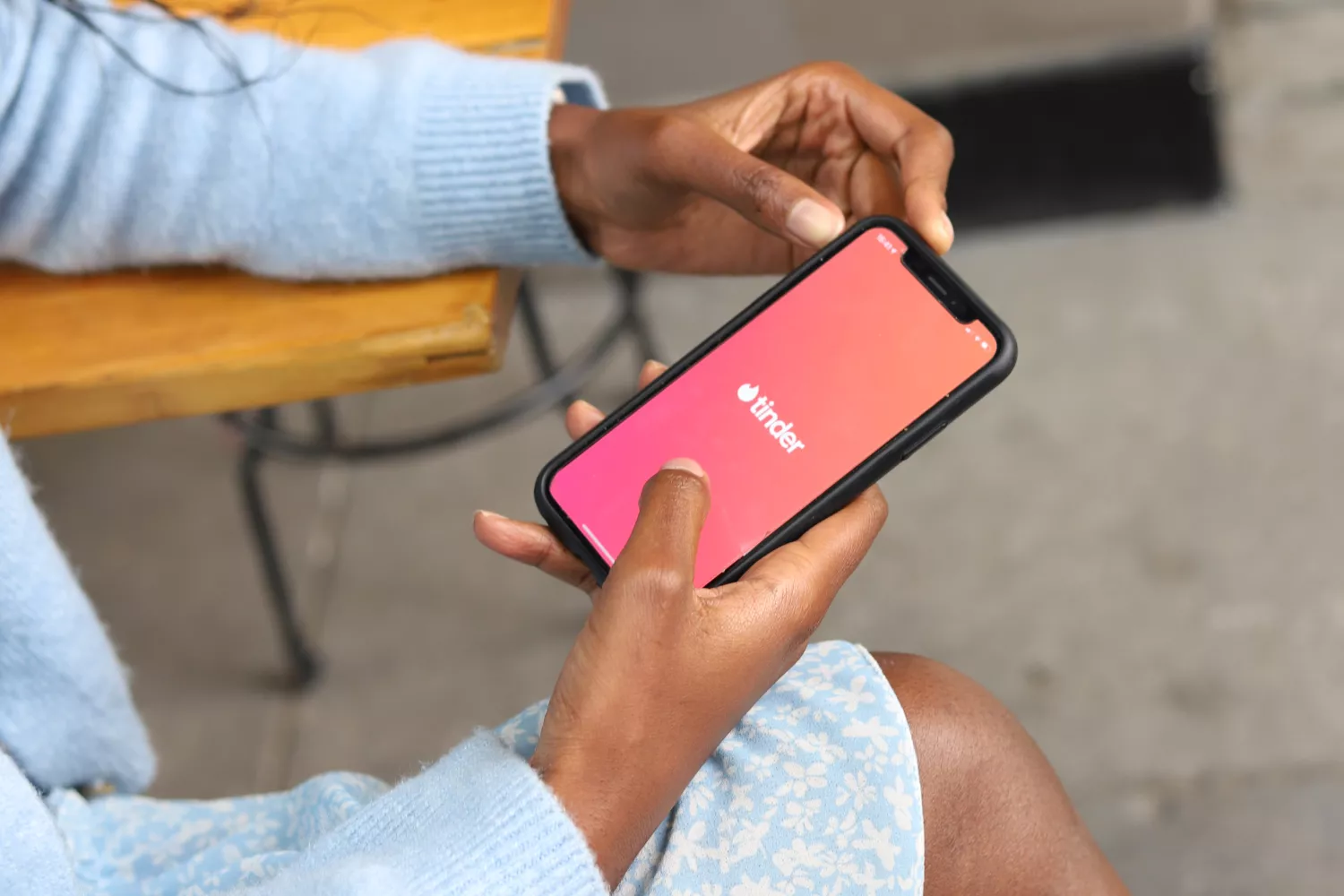 Una usuaria abre la app de Tinder el 'Dating Sunday' / UNSPLASH Una usuaria abre la app de Tinder el 'Dating Sunday' / UNSPLASH