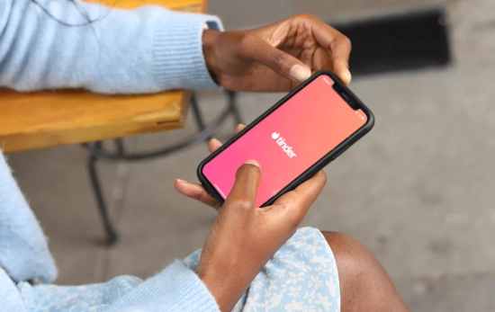 Una usuaria abre la app de Tinder / UNSPLASH Una usuaria abre la app de Tinder / UNSPLASH