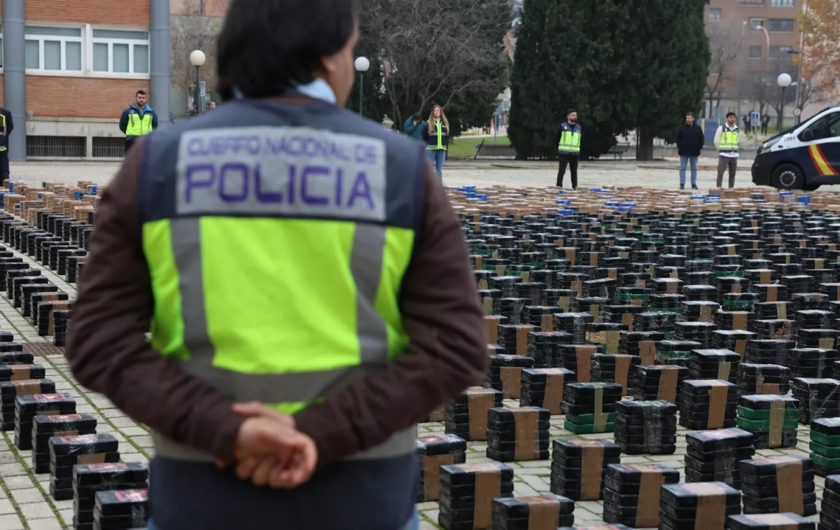 Varios agentes de policía muestran el alijo incautado en un operativo contra el tráfico de drogas durante una comparecencia en el Complejo Policial de Canillas / EP