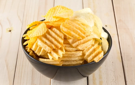 Un bol con patatas fritas de bolsa / FREEPIK Un bol con patatas fritas de bolsa / FREEPIK