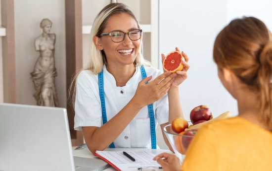 Una nutricionista explica a una paciente los alimentos que le harán subir su energía / FREEPIK - @stefamerpik Una nutricionista explica a una paciente los alimentos que le harán subir su energía / FREEPIK - @stefamerpik