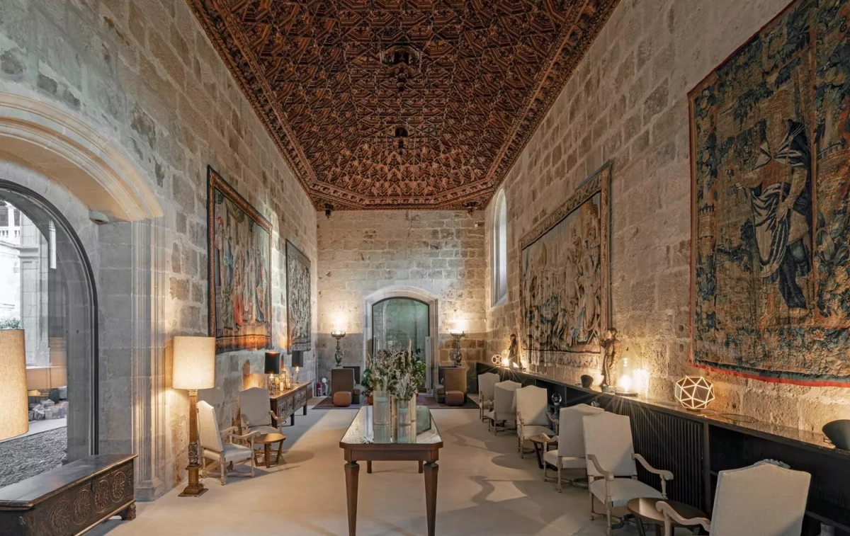 El precioso salón del Parador de León, uno de los cuatro con 5 estrellas de la cadena hotelera / PARADORES