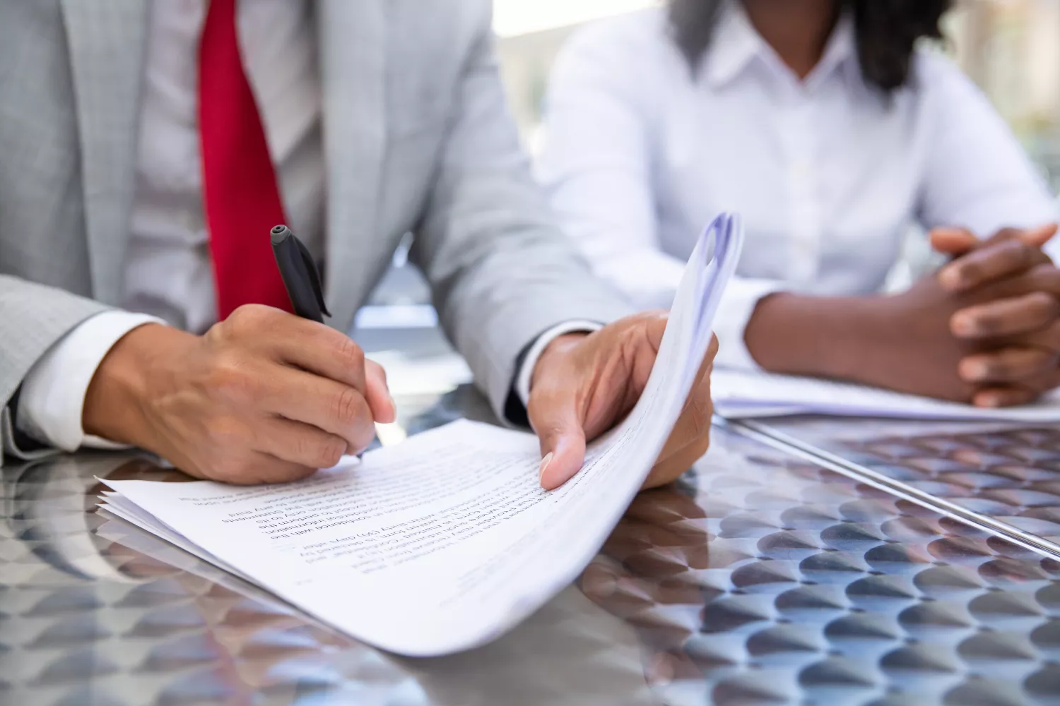 Un fiscal revisa unos documentos / FREEPIK - @pch.vector Un fiscal revisa unos documentos / FREEPIK - @pch.vector