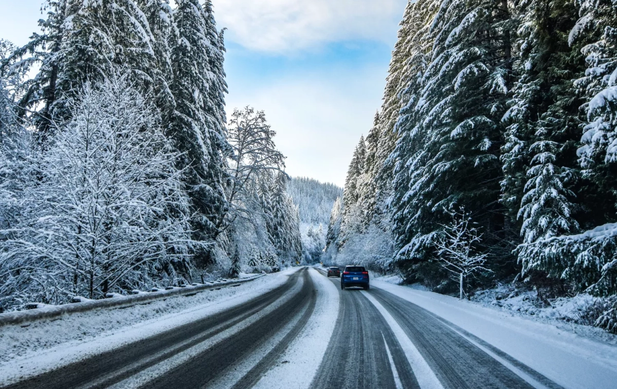 Dos coches en una carretera llena de nieve / UNSPLASH