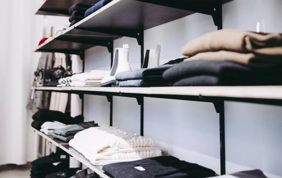 Estantes de una tienda de ropa / PEXELS Estantes de una tienda de ropa / PEXELS