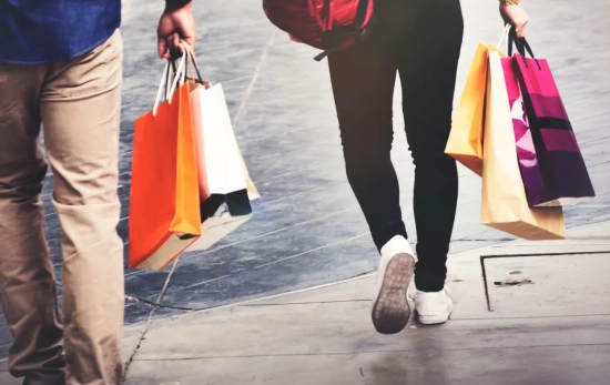 Dos personas con sus compras / FREEPIK Dos personas con sus compras / FREEPIK