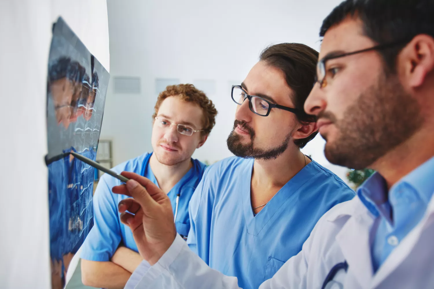 Médicos a testar uma infeção sexualmente transmissível / FREEPIK