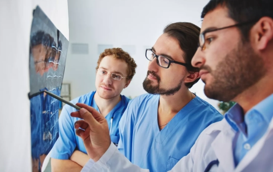 Varios médicos analizando una prueba del estudio sobre donación / FREEPIK Varios médicos analizando una prueba del estudio sobre donación / FREEPIK