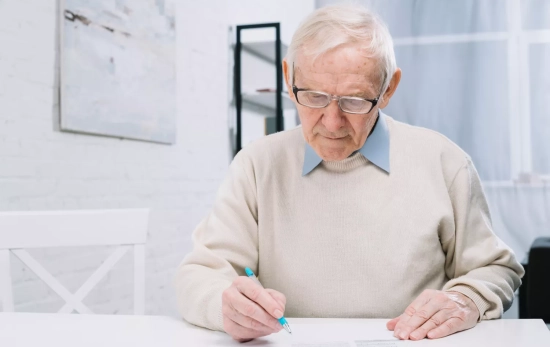 Una persona mayor firma unos documentos / FREEPIK Una persona mayor firma unos documentos / FREEPIK