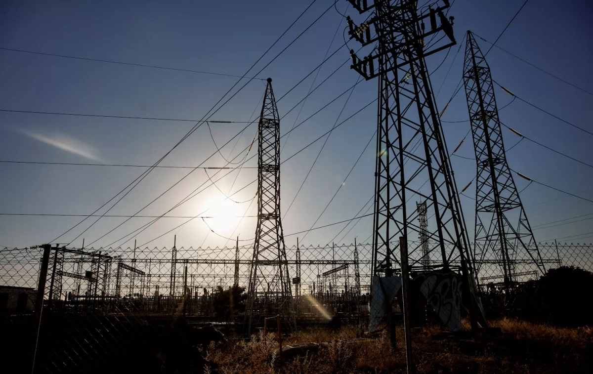 Tendido eléctrico que transporta la luz / EP