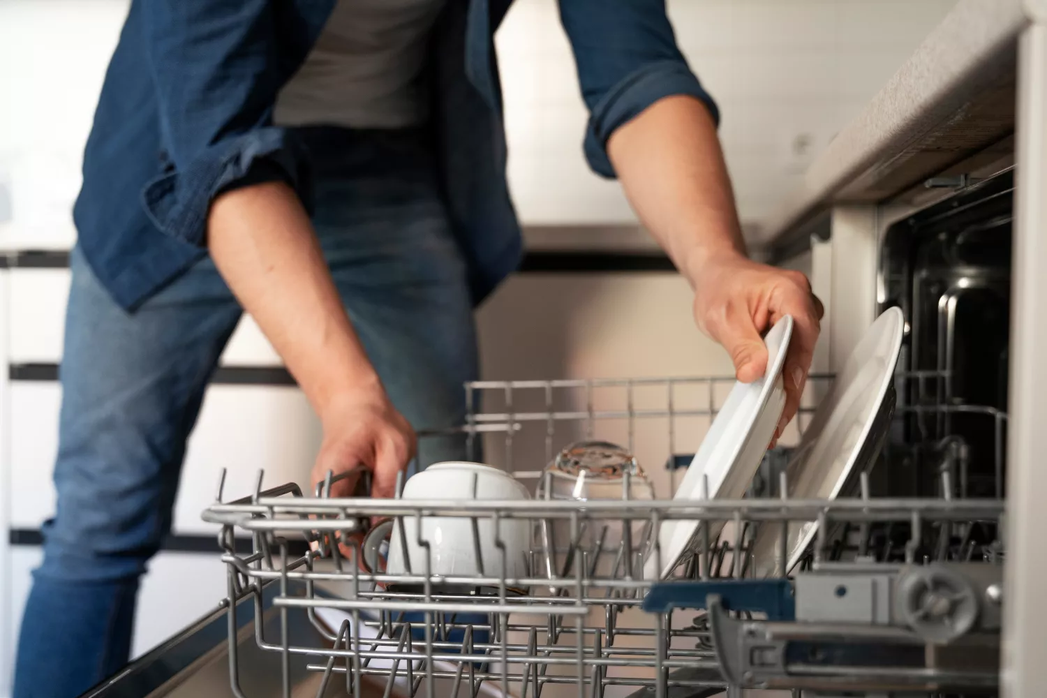 Una persona pone un lavavajillas de mayor tamaño que el que vende Carrefour / FREEPIK Una persona pone un lavavajillas de mayor tamaño que el que vende Carrefour / FREEPIK