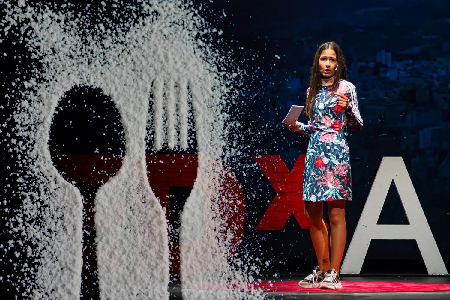 Beatriz Robles durante una charla TEDx y la silueta de dos cubiertos rodeados de azúcar / MONTAJE CG