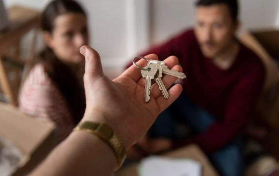 Dos nuevos inquilinos reciben las llaves de su piso de alquiler / FREEPIK Dos nuevos inquilinos reciben las llaves de su piso de alquiler / FREEPIK