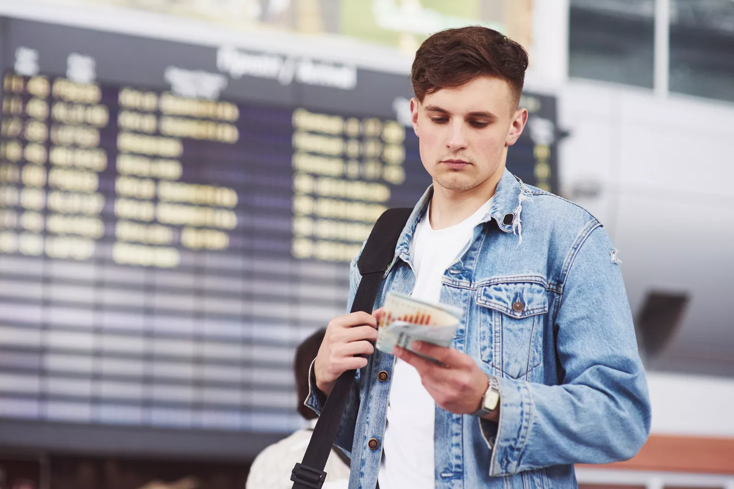 Un joven al que han dejado en tierra debido al overbooking / FREEPIK - @standret