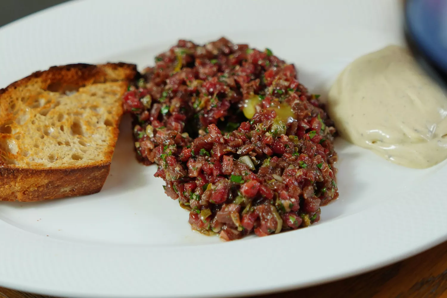 Un steak tartar PEXELS