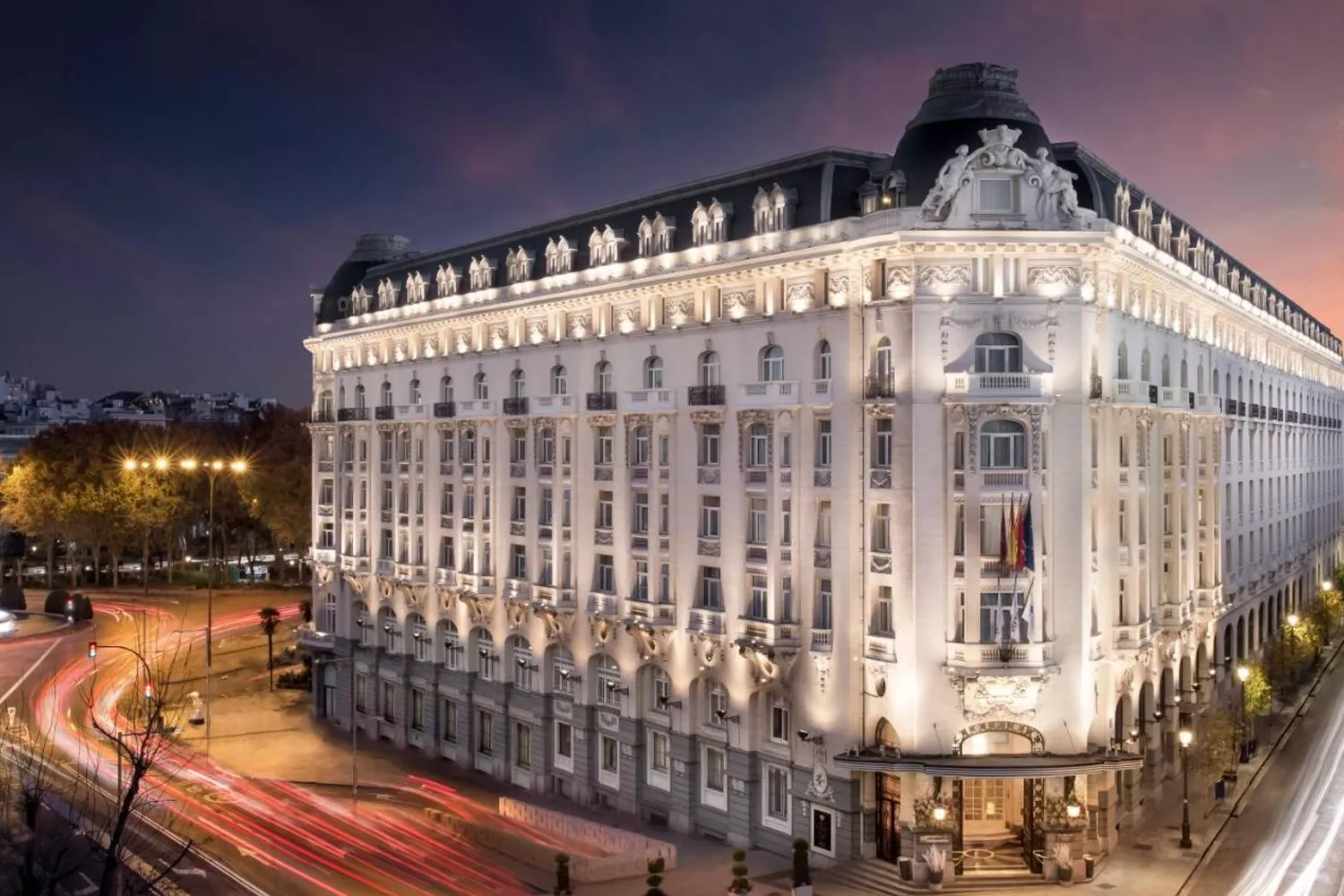 La fachada iluminada del hotel madrileño The Westin Palace