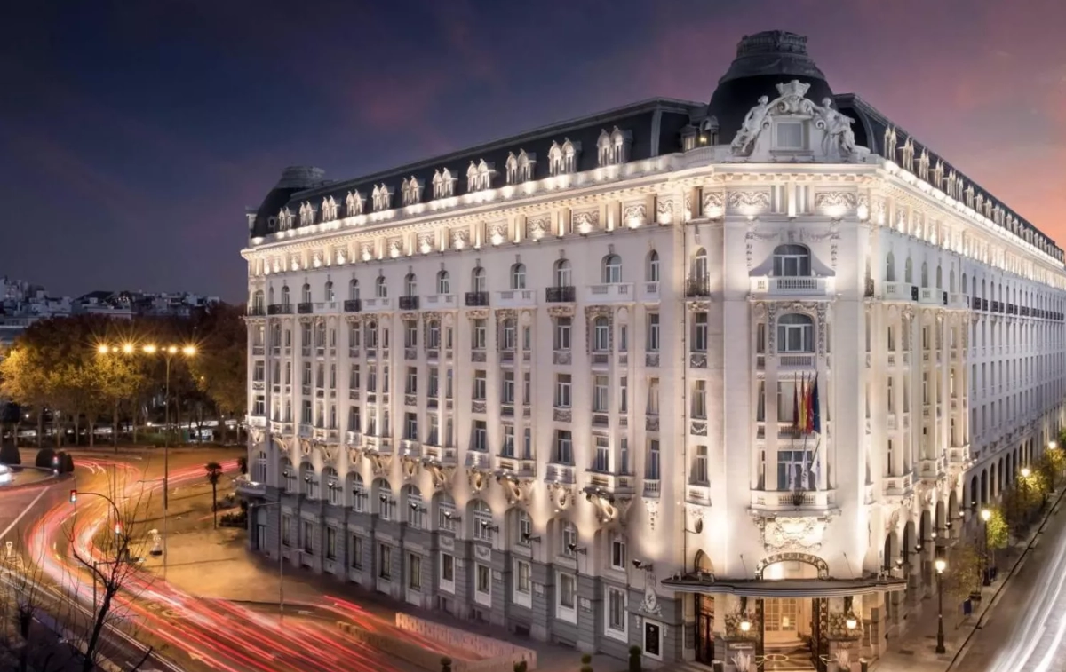 La fachada iluminada de The Westin Palace 