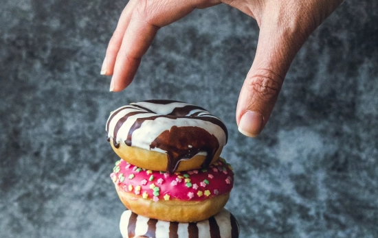Una persona acerca su mano a unos dulces repletos de azúcar / PEXELS Una persona acerca su mano a unos dulces repletos de azúcar / PEXELS