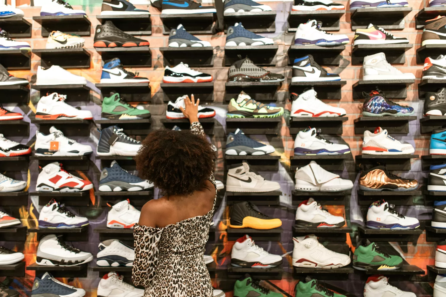 Una chica en una tienda de zapatillas /  PEXELS 