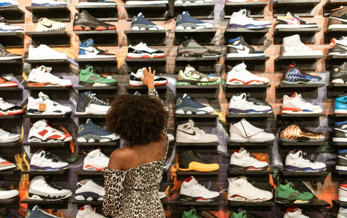 Una chica en una tienda de zapatillas /  PEXELS