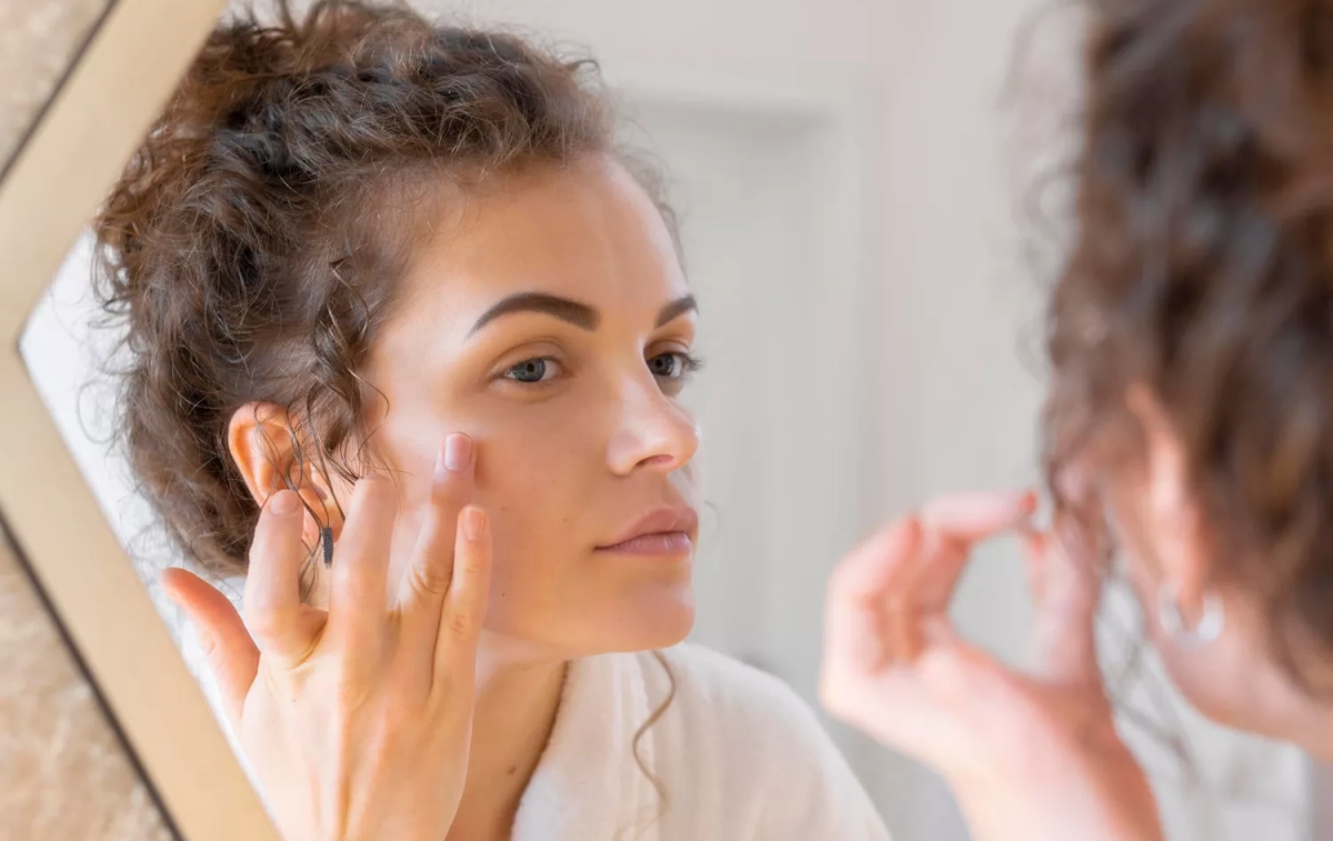 Una chica se aplica crema facial / FREEPIK Una chica se aplica crema facial / FREEPIK