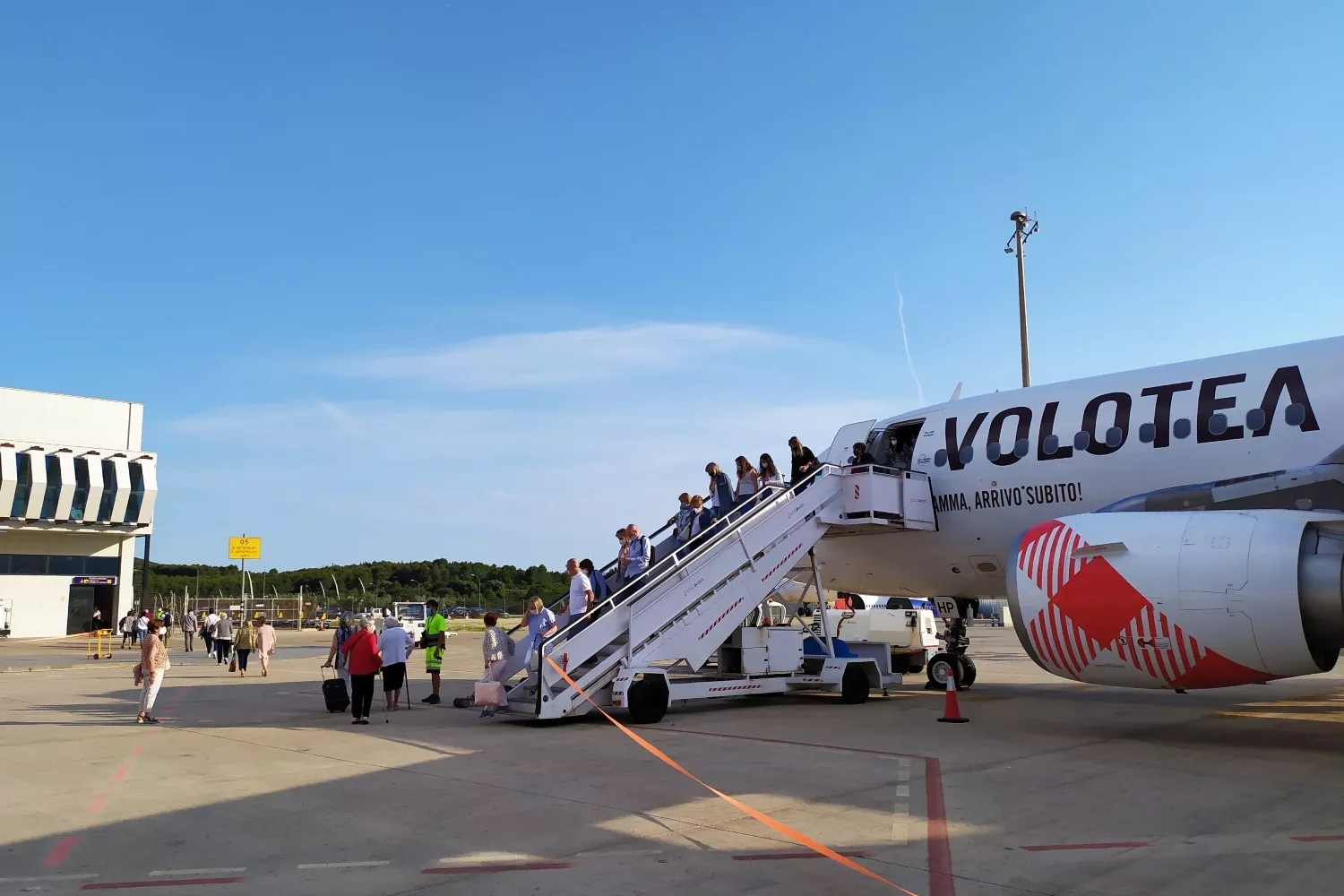 Un avión de Volotea del que bajan pasajeros suscritos a Megavolotea / GVA - EP