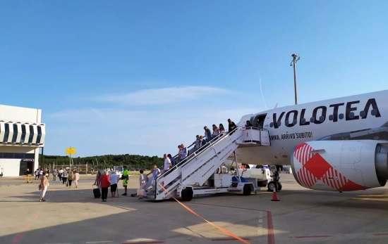 Un avión de Volotea del que bajan pasajeros suscritos a Megavolotea / GVA - EP Un avión de Volotea del que bajan pasajeros suscritos a Megavolotea / GVA - EP