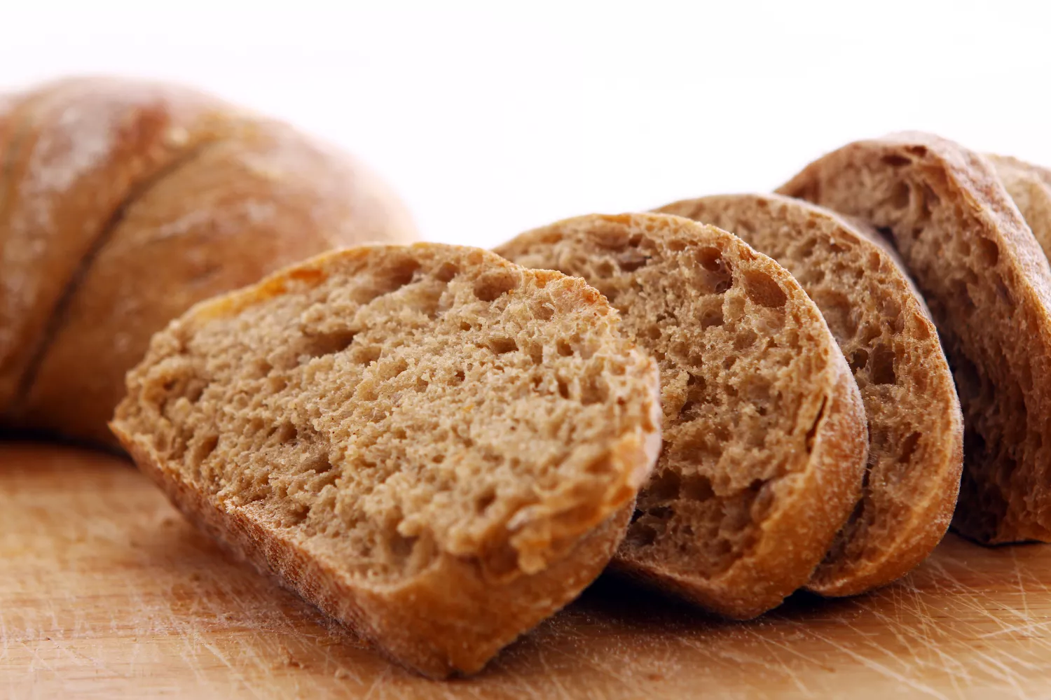 Unas rebanadas de un pan integral muy parecido al de Mercadona / FREEPIK Unas rebanadas de un pan integral muy parecido al de Mercadona / FREEPIK
