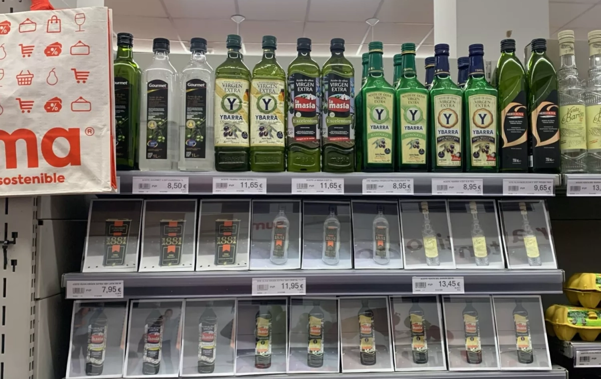 El supermercado de Sevilla con fotos de aceite debido a los robos / PALOMA MACÍAS