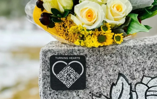 Un QR adehesado a una lápida TURNING HEARTS Un QR adehesado a una lápida TURNING HEARTS