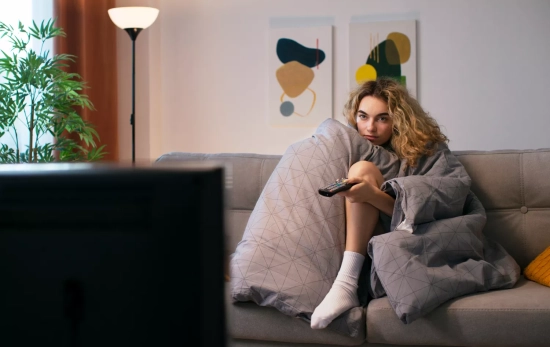 Una mujer ve la televisión / FREEPIK Una mujer ve la televisión / FREEPIK