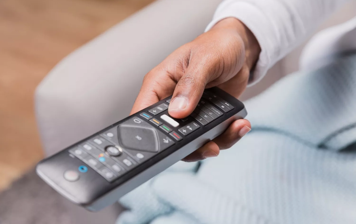 Una persona resintoniza los canales de TDT con su mando de la televisión / FREEPIK Una persona resintoniza los canales de TDT con su mando de la televisión / FREEPIK
