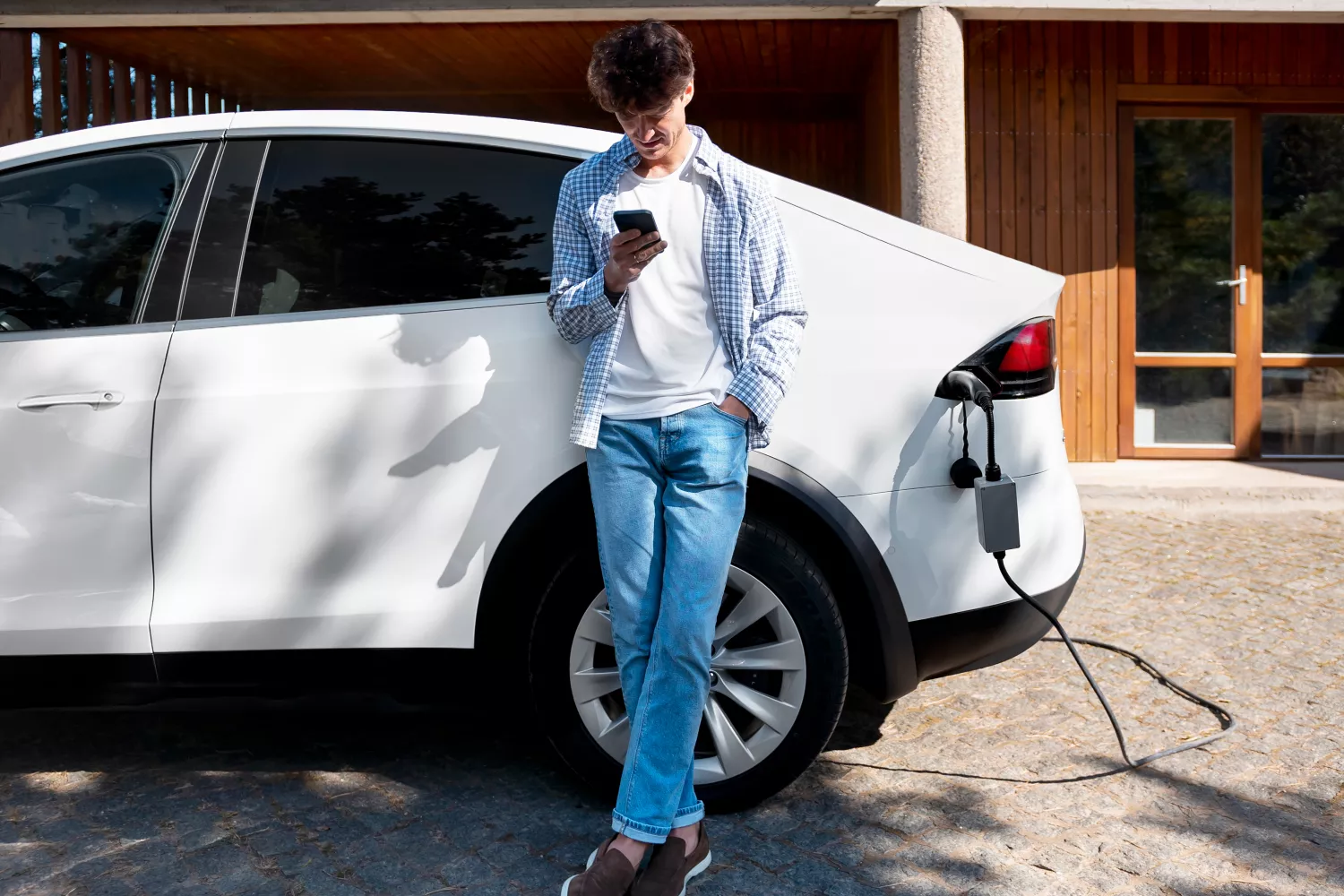 Una persona espera a que se cargue su coche eléctrico / FREEPIK Una persona espera a que se cargue su coche eléctrico / FREEPIK
