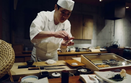 Un japonés cocinando/ UNSPLASH Un japonés cocinando/ UNSPLASH