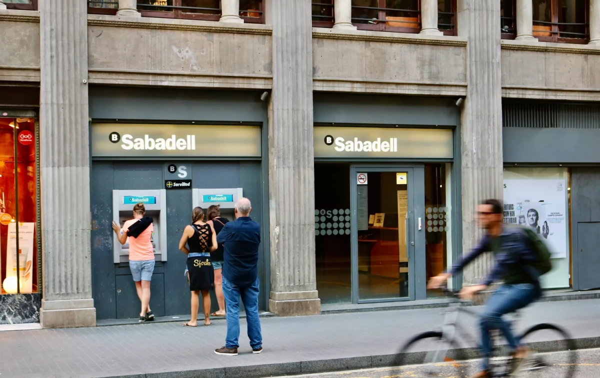 Varias personas frente a una oficina de Sabadell / UNSPLASH Varias personas frente a una oficina de Sabadell / UNSPLASH