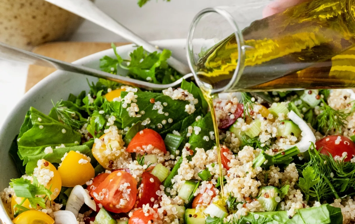 Una ensalada preparada con aceite de oliva virgen extra / FREEPIK