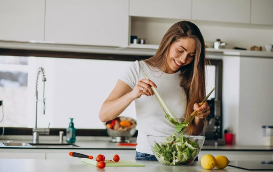 Una mujer prepara una ensalada saludable / FREEPIK - @senivpetro Una mujer prepara una ensalada saludable / FREEPIK - @senivpetro