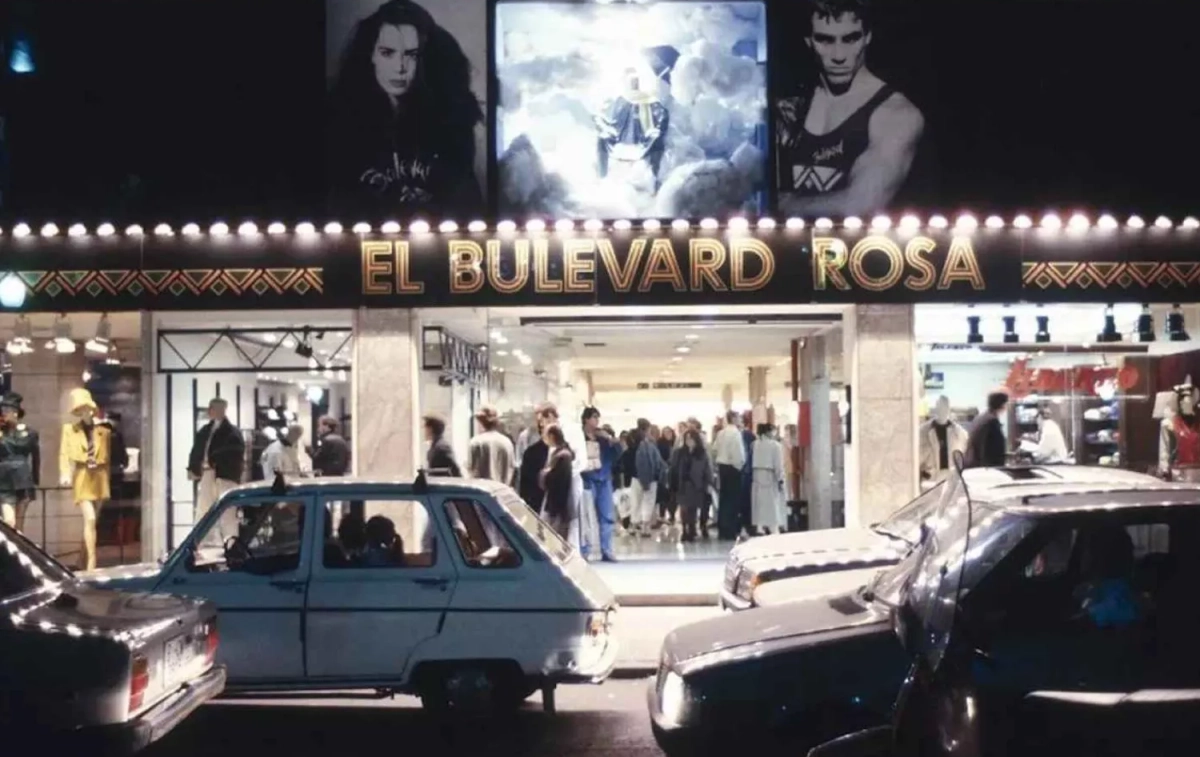 Numerosos coches aparcados delante del Bulevard Rosa de paseo de Gràcia en 1988 / @BoigBCN