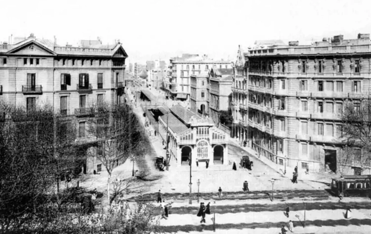 Vista general de la confluencia entre Paseo de Gracia y la Calle Aragón frente al edificio del Apeadero con afluencia de pasajeros el 1 de enero de 1903 / EFE