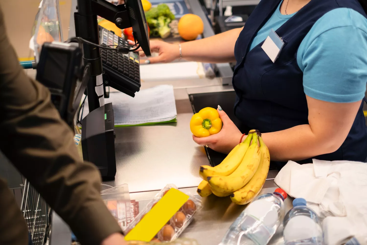 Una persona hace la compra en un supermercado tras la cola / FREEPIK