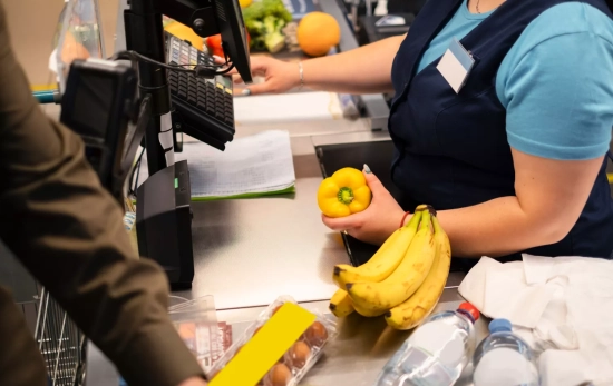 Una persona hace la compra en un supermercado tras la cola / FREEPIK