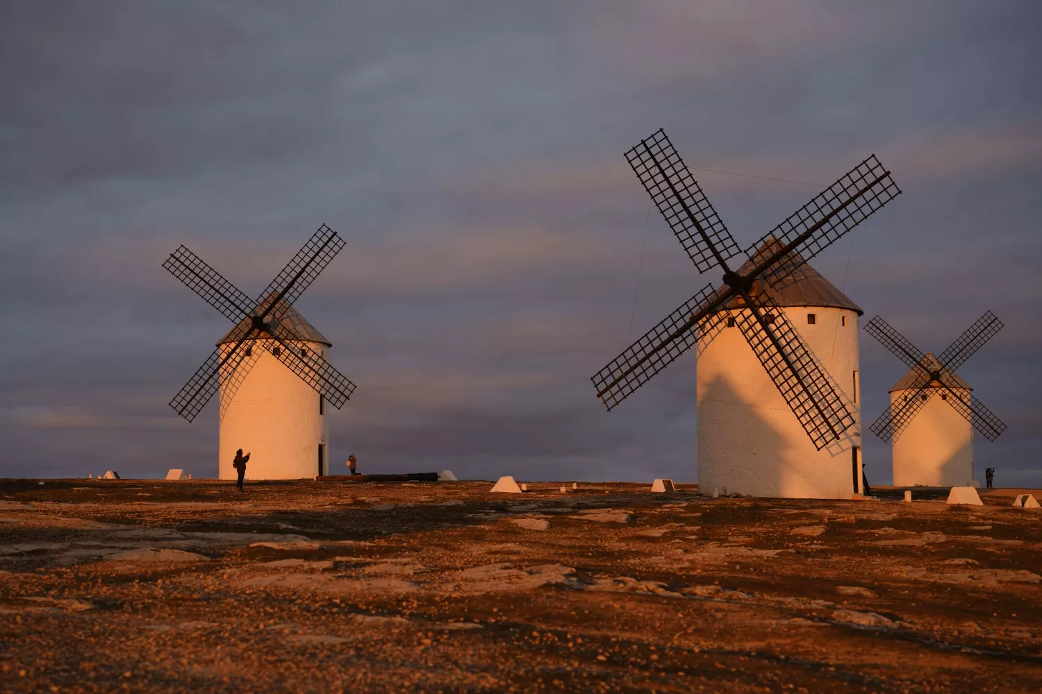 Molinos de viento en Castilla La Mancha, donde está el Parador más quijotesco de España   Rey Sotolo