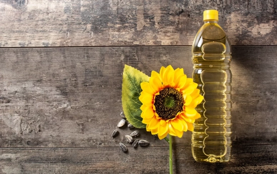 Una botella de aceite de girasol, ideal para los rascones del suelo/ FREEPIK
