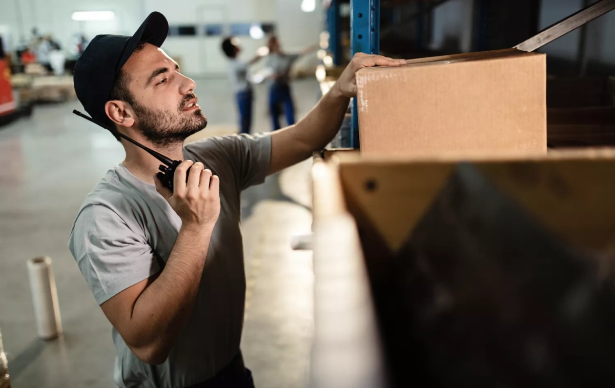 Un trabajador observa un paquete en un almacén / FREEPIK - @Drazen Zigic